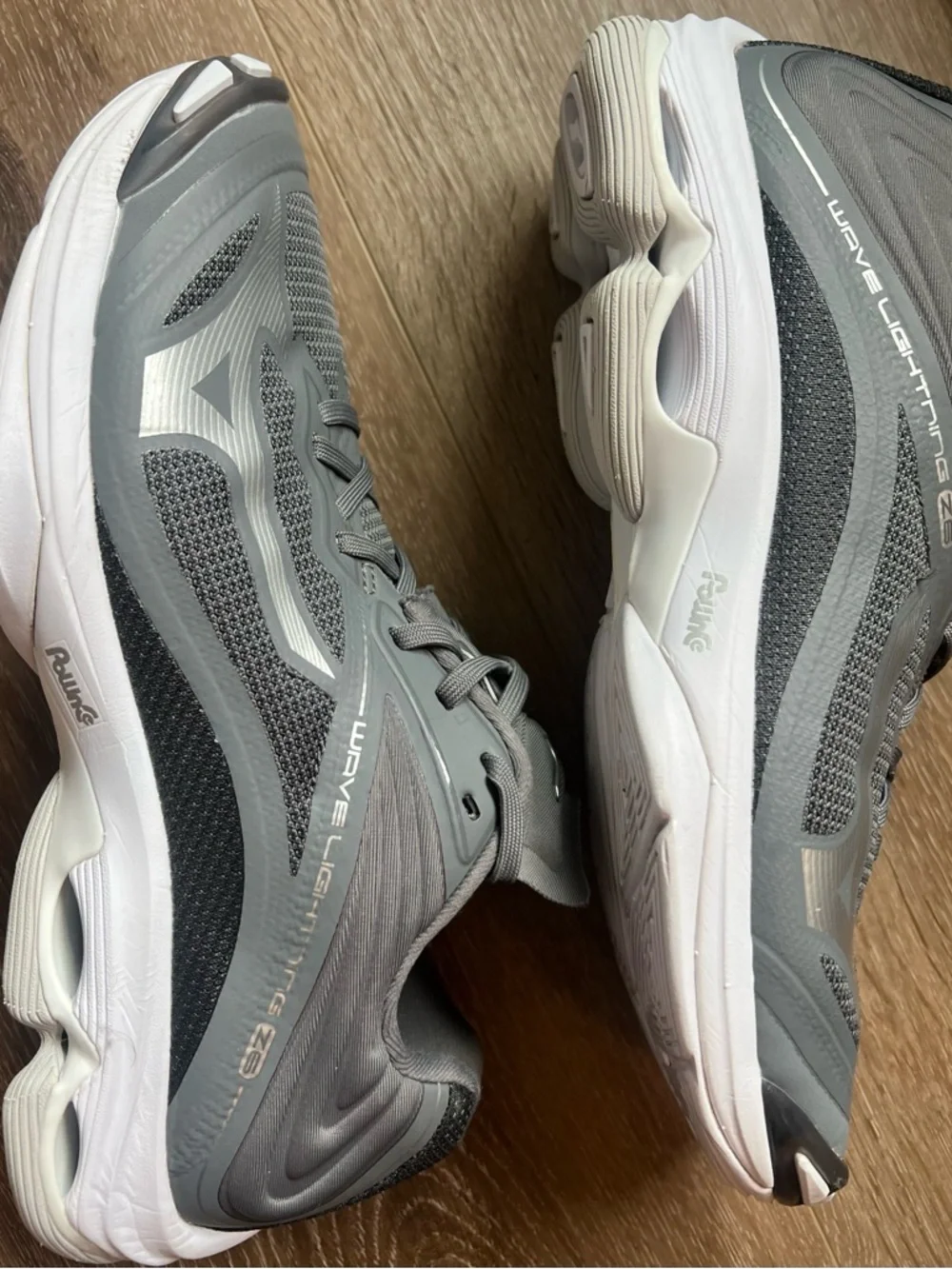 Mizuno Wave Lightning Z6 Women’s 10 Gray Volleyball Court Shoes